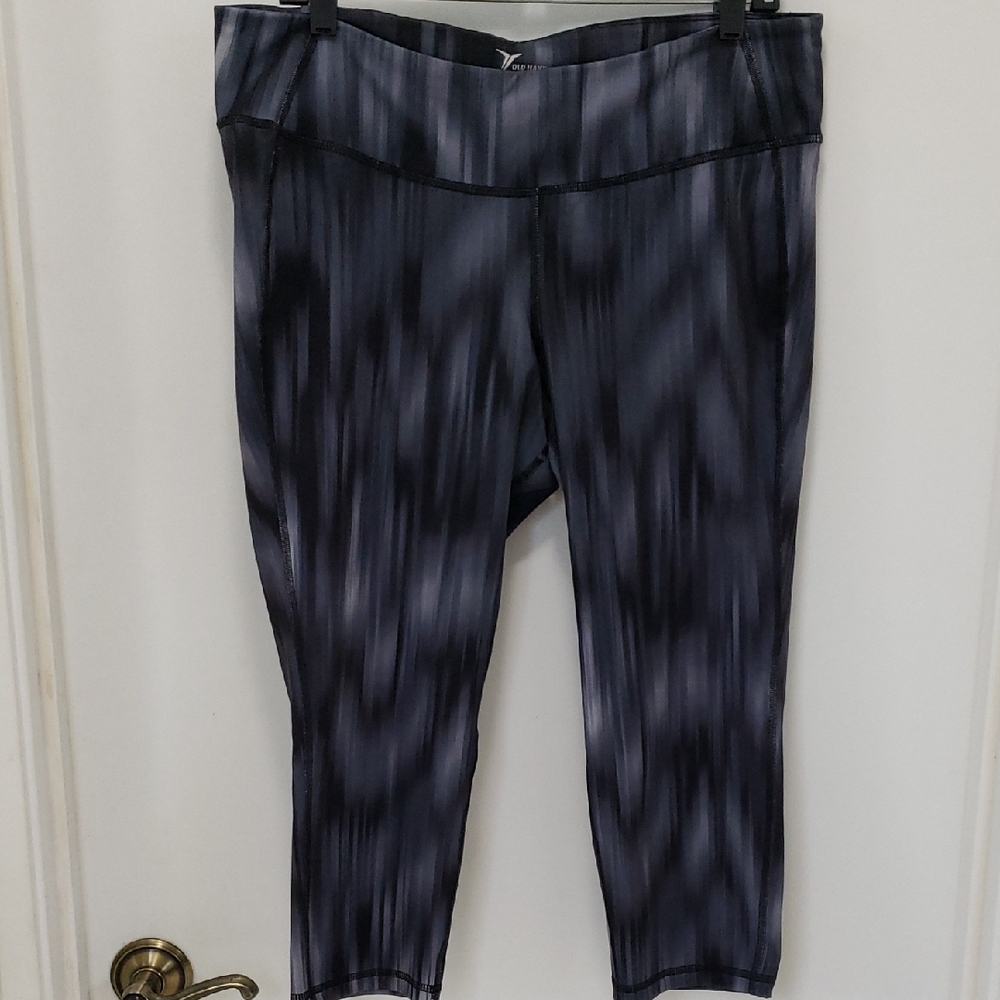〰️Old Navy〰️ Watercolor Stripes Active Capri Leggings XL